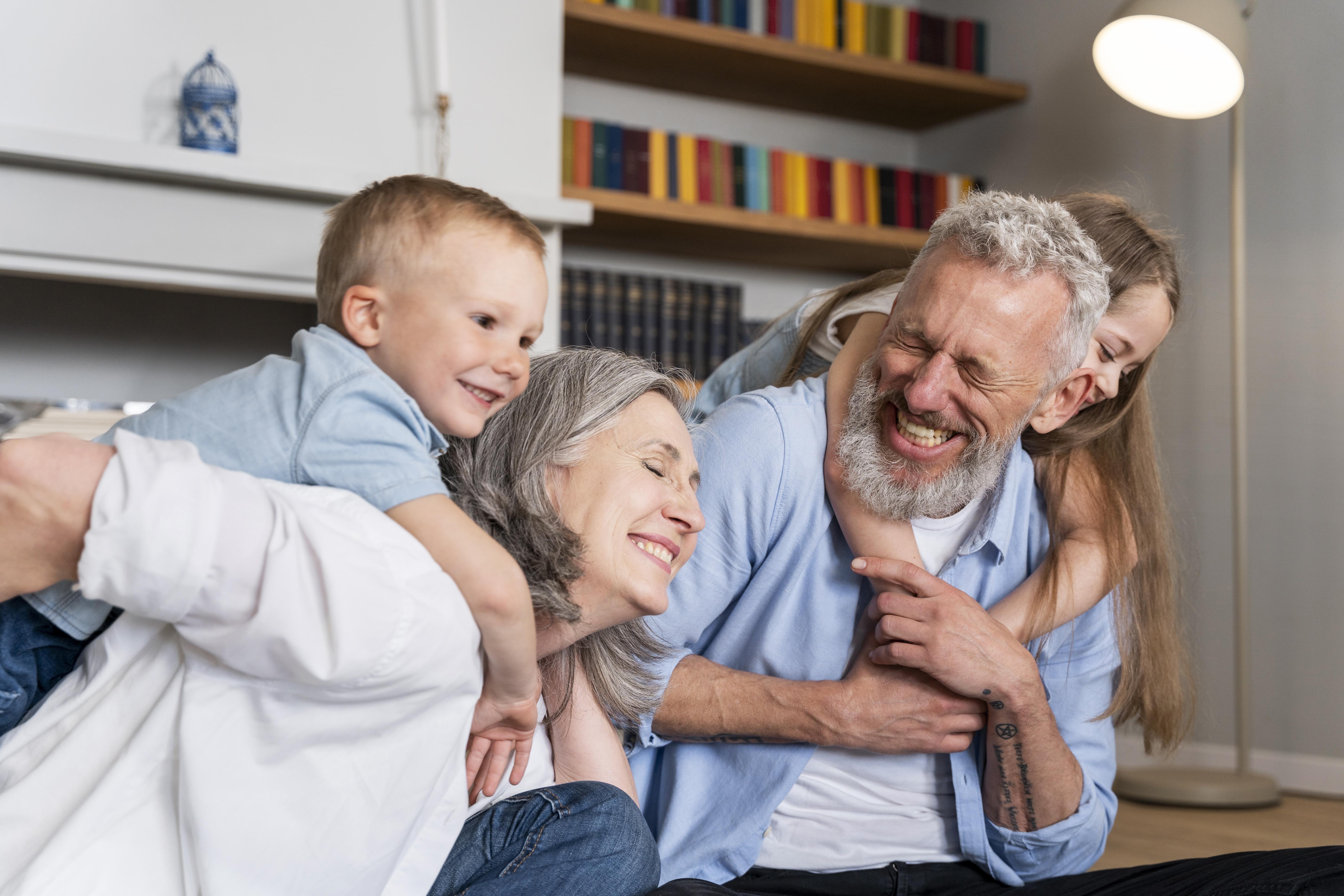 Familia feliz usando la app